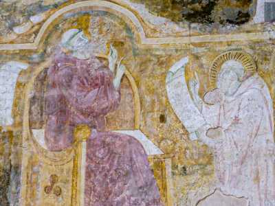 ...e, nella fascia in basso, San Bonaventura di Bagnoregio, fiancheggiato da sei santi fra cui San Benedetto: l'ispiratore di quei monaci che quasi mille anni fa, edificarono questa splendida abbazia sopravvissuta nel tempo